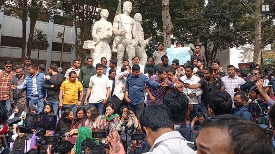 ঢাবিতে ছাত্রদলের মিছিল: ‘এমন হ্যাকার করলো হ্যাক, বেশ্যা ডেকে আইডি ব্যাক’